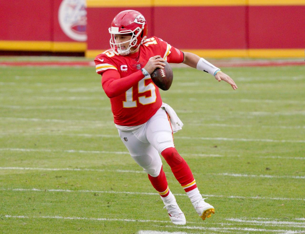 Chiefs kelce mahomes travis kansas pff texans kc triumph betting dfs matchups essentiallysports ufc calls quarterback touchdown celebrated lv