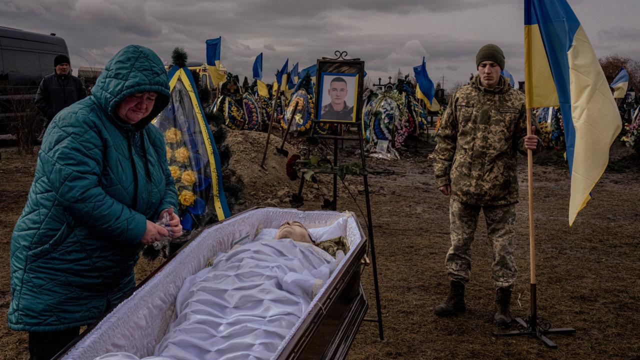 Donbas ukrainian soldiers trench ceasefire digs serviceman frontline military scanpix afp