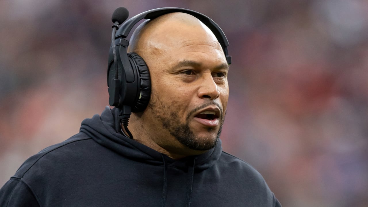 Raiders fire head coach Antonio Pierce after 4-13 season